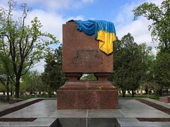 Вандалы-националисты в Харькове глумятся над Вечным Огнем | Русская весна