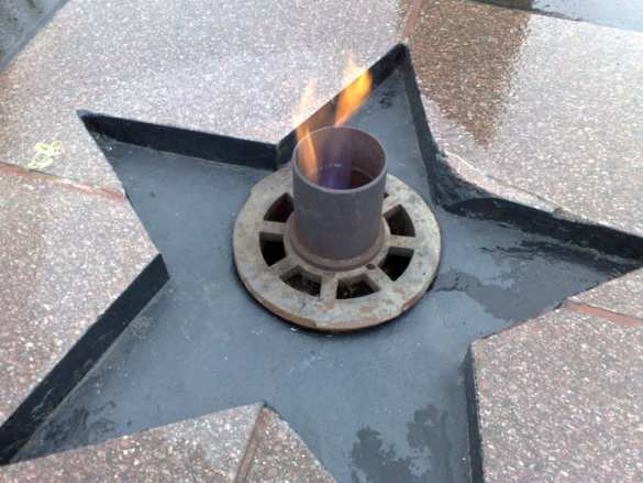 Тысячи жителей ДНР возложили цветы к братским могилам солдат ВОВ в преддверии Дня Победы (ФОТО) | Русская весна