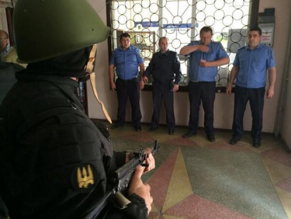 Фото: Великая новоселовка, батальона «Донбасс» захватил отдел милиции Бандит-националист обещает 22 мая начать уничтожение сотрудников ГАИ Донецкой республики | Русская весна