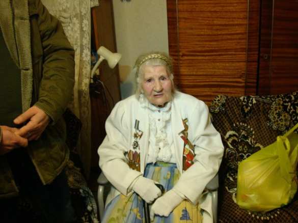 Ветеран Великой Отечественной войны вяжет теплые носки для ополченцев (видео+фото) | Русская весна