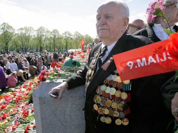 В Латвии советских ветеранов хотят уравнять с нацистами | Русская весна