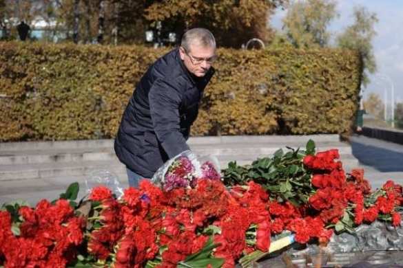 Нардеп Рады после фотосессии забрал цветы, возложенные к памятнику (ВИДЕО 18+) | Русская весна