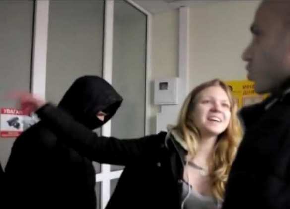 Фашисты в масках напали на офис в Виннице, но получили отпор (видео) | Русская весна