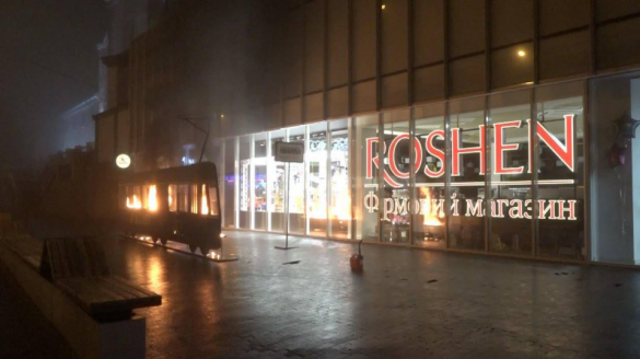 В Виннице Femen подожгли «трамвай Порошенко в офшоры» (ФОТО, ВИДЕО 18+) | Русская весна