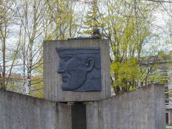 Запредельное свинство: солдат НАТО с гранатомётом залез на памятник советским воинам в Эстонии (ФОТО) | Русская весна