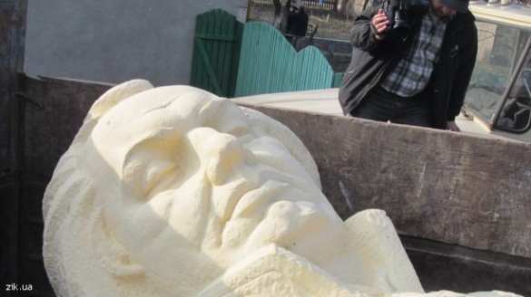 После демонтажа скульптуры советского солдата во Львовской области снесли бюст Кутузова | Русская весна