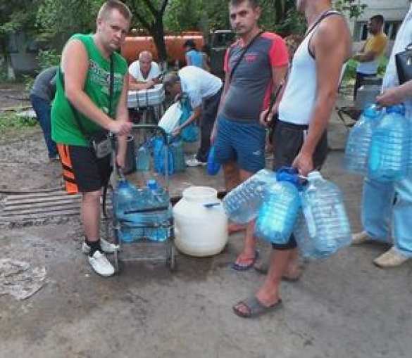 Военные действия оставили Макеевку без воды, в городе вновь появились очереди за водой (фото) Военные действия оставили Макеевку без воды, в городе вновь появились очереди за водой (фото) | Русская весна
