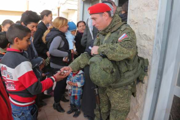Сирия: российские военные «попали в окружение» к детям в освобожденном от боевиков городе (ФОТО) | Русская весна
