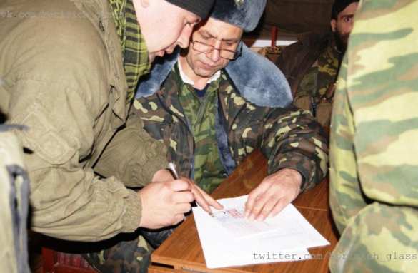 В Никишино бойцам выдали военные билеты армии ДНР (фото) | Русская весна