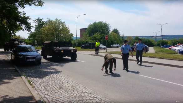 «Любовь к Америке»: чех снял штаны и преградил путь военному конвою США (ВИДЕО) | Русская весна