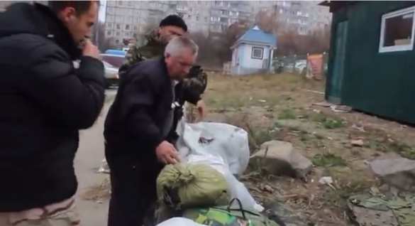 Тыловые крысы: украинские военные разворовывают «гуманитарку» волонтеров, в которой нуждаются их собратья на передовой (видео) | Русская весна