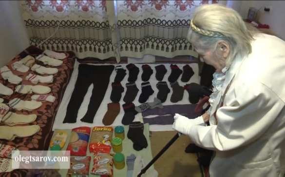 89-летняя ветеран ВОВ связала теплую одежду для ополченцев ДНР (видео) | Русская весна
