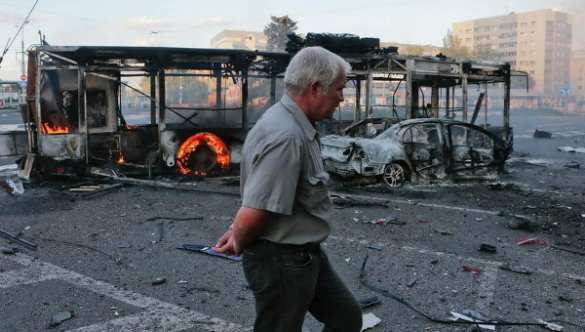 Донецк в огне: украинские снаряды попали в трамвай, автобус, школу и больницу, есть раненые и убитые | Русская весна