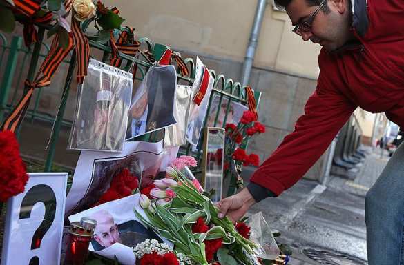 Жители Таллина накануне Дня Победы возлагают цветы к «Бронзовому солдату» | Русская весна