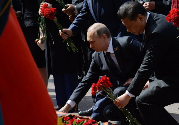 Путин и зарубежные лидеры, преклонив колена, возложили цветы к Могиле Неизвестного Солдата | Русская весна