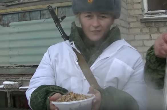 Армия ДНР кормит мирных жителей под снайперским огнем противника (ВИДЕО) | Русская весна