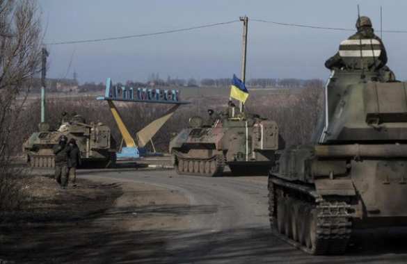 Сводка: Идут боестолкновения и артобстрелы в районе аэропорта и Песок | Русская весна
