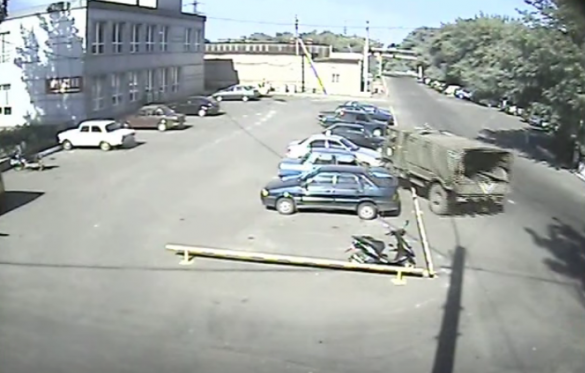 Военный грузовик ВСУ разбил легковые машины и скрылся с места аварии (ВИДЕО) | Русская весна