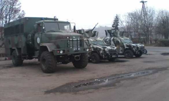 В аэропорт Мариуполя прибыло большое количество бронетехники и личного состава оккупационных войск (фото) | Русская весна