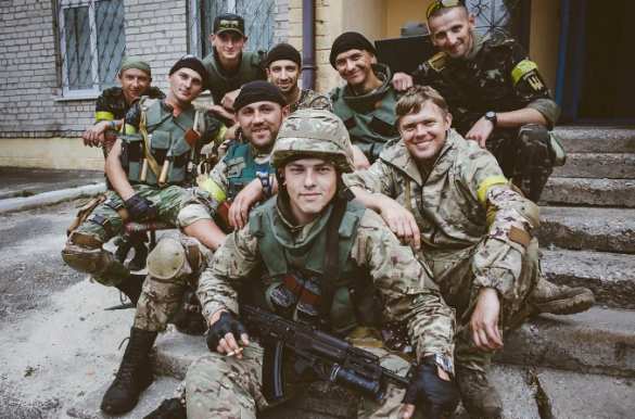 Возмущённые москвичи ликвидировали фотовыставку, героизирующую украинских карателей | Русская весна