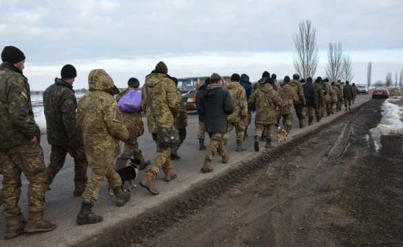 Антисанитария и отсутствие элементарных бытовых условий заставили украинских военных идти пешком с полигона в прокуратуру (ФОТО, ВИДЕО) | Русская весна