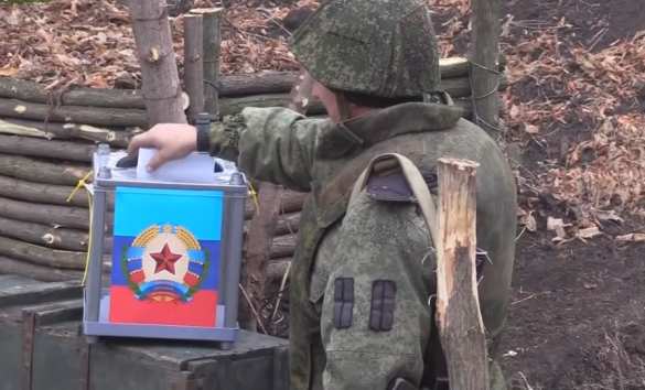 Бойцы армии ЛНР голосуют на передовой (ВИДЕО) | Русская весна