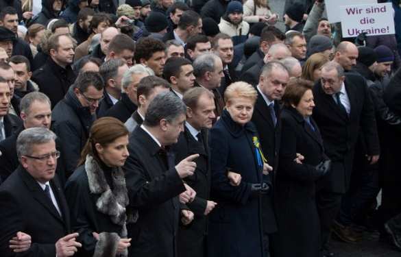 Гибрид ВДНХ и комнаты смеха — Порошенко водит на «выставку доказательств российской агрессии» иностранных гостей (ФОТО) | Русская весна