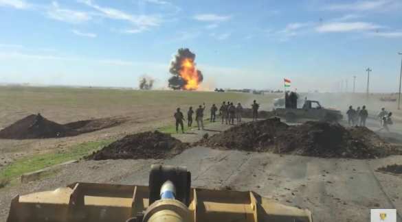 «Глядящие в лицо смерти»: курды еле успели взорвать мчащийся на них автомобиль смертника ИГИЛ (ВИДЕО) | Русская весна