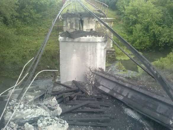 В ЛНР взорван железнодорожный мост через реку Тепла (фото) | Русская весна