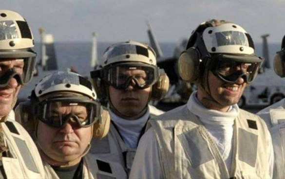 Яценюк и Полторак примерили форму НАТО на борту американского авианосца (ФОТО)  | Русская весна