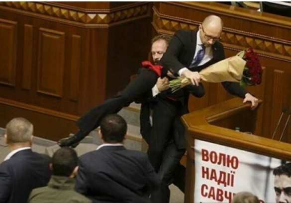 Потягать Яценюка за причинное место хочет половина населения Украины, — депутат Рады | Русская весна