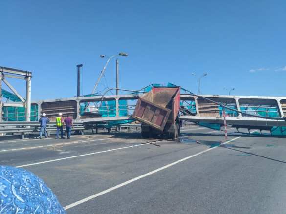 На трассе под Москвой рухнул пешеходный переход (ФОТО, ВИДЕО) | Русская весна