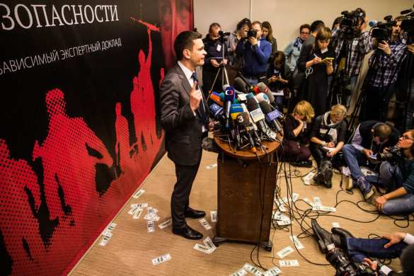 Яшина забросали фальшивыми долларами (ВИДЕО) | Русская весна