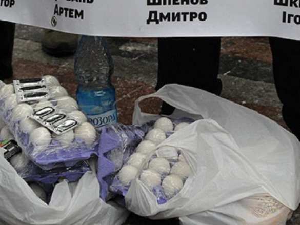 У здания Рады силы правопорядка заранее изымали оружие пролетариата: яйца и презервативы | Русская весна