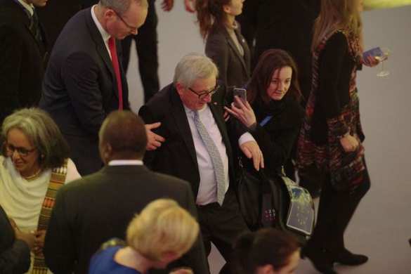 «Фото иногда лгут»: в ЕС объяснили странные кадры с главой Еврокомиссии (ФОТО) | Русская весна