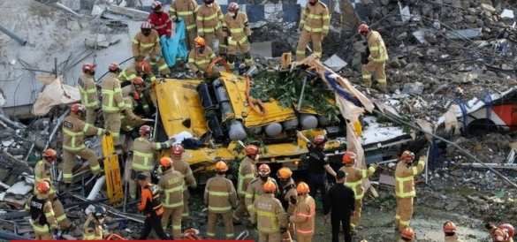 Пятиэтажный дом рухнул на дорогу и остановку, есть жертвы (ФОТО, ВИДЕО) | Русская весна