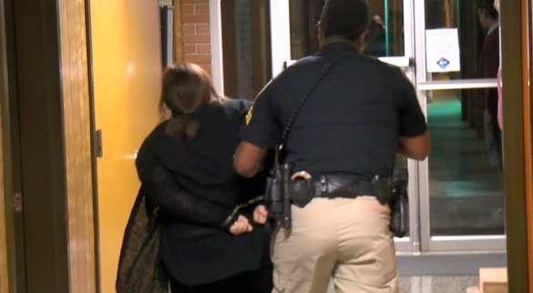 Их нравы: В США учительницу арестовали за жалобы на низкую зарплату (ВИДЕО) | Русская весна