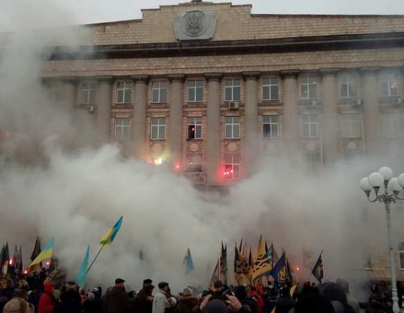 В Черкассах захватили здание ОГА (ФОТО, ВИДЕО) | Русская весна