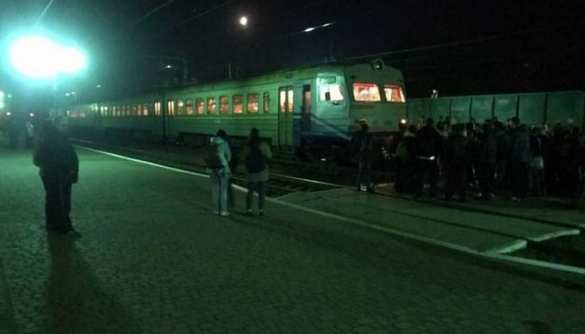 На Украине пассажиры, не поместившиеся в короткий поезд, заблокировали железную дорогу (ФОТО) | Русская весна