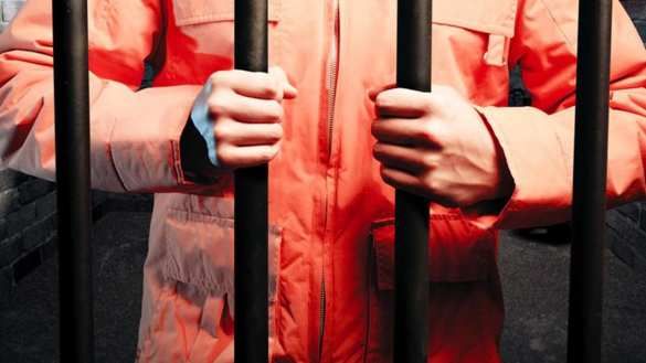 В США заключенные вырвались из камеры, чтобы спасти умирающего охранника (ВИДЕО) | Русская весна