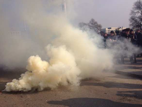 СРОЧНО: Столкновения в Запорожье — новый «Антимайдан» забросали яйцами и дымовыми шашками (ФОТО) | Русская весна