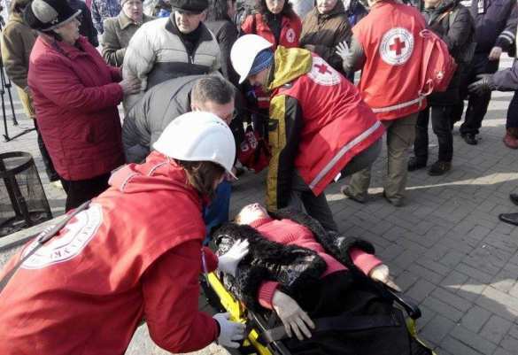 Пенсионерка сломала ногу, защищая памятник Ленину в Запорожье (ФОТО) | Русская весна