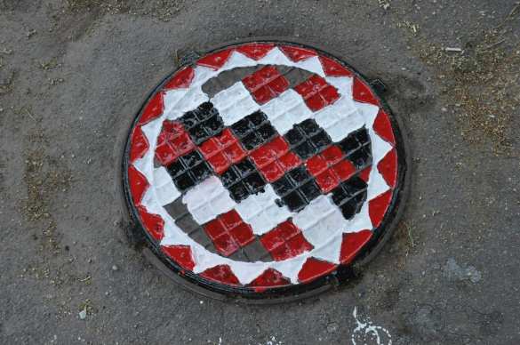 На пороге Европы: в Запорожье при участии полиции раскрасили 16 канализационных люков (ФОТО) | Русская весна