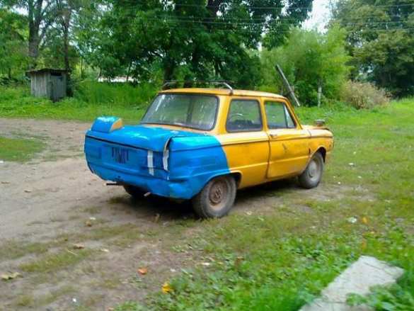 Новый рекорд Украины: в «Запорожец» влезли 17 человек (ВИДЕО) | Русская весна