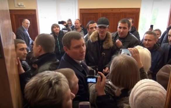 В Северодонецке произошло нападение на горсовет (ВИДЕО 18+) | Русская весна