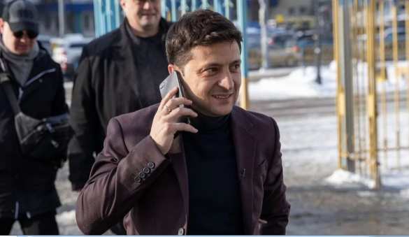 У Зеленского заметили новый iPhone 11 Рro (ФОТО) | Русская весна