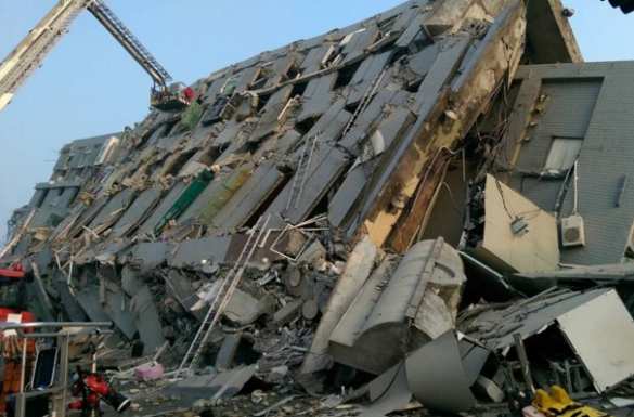 17-этажный дом рухнул в результате землетрясения на Тайване (ФОТО, ВИДЕО) | Русская весна