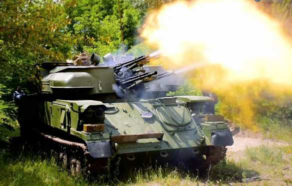 Зенитное орудие ведёт огонь по позициям ВСУ (ВИДЕО) | Русская весна