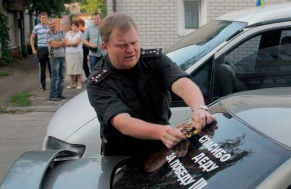 Георгиевские ленты у фашистов запрещены: активисты Автомайдана заставили офицера нацгвардии снять символы победы в Великой Отечественной Войне (видео) У офицера нацгвардии возникли проблемы из-за георгиеской ленты (видео) | Русская весна