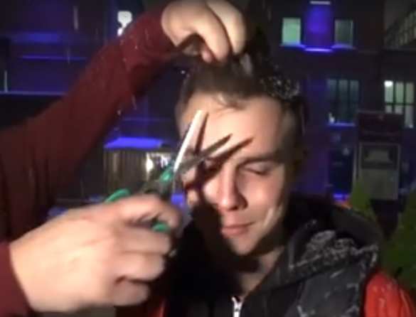 Журналист «Дождя» «отключил украинский чуб» (ВИДЕО) | Русская весна